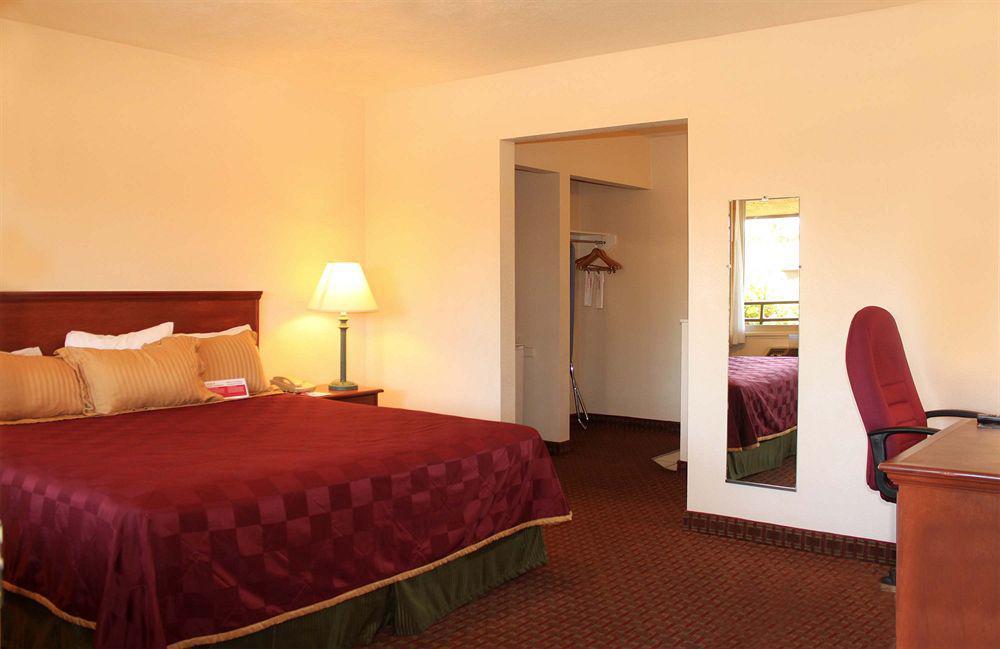 Ramada By Wyndham Near Seaworld / Mission Beach San Diego Exterior foto