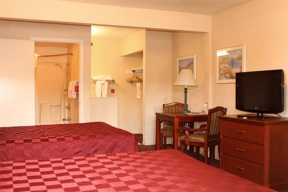 Ramada By Wyndham Near Seaworld / Mission Beach San Diego Exterior foto